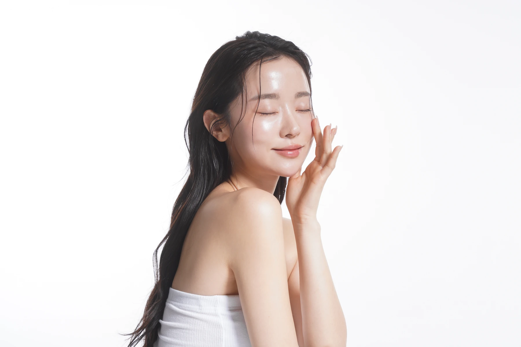 頬に手を添える女性のイメージ